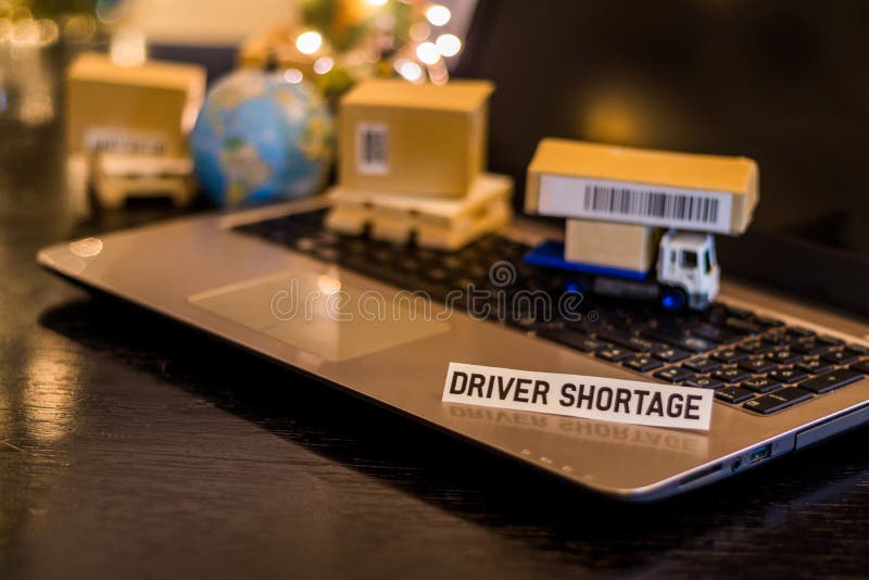 Bestuurder Shortage - van de bedrijfs stillevenlogistiek concept met laptop, telefoon, mini verschepende kartons royalty-vrije stock fotografie Bestuurder Shortage - van de bedrijfs stillevenlogistiek concept met laptop, telefoon, mini verschepende kartons royalty-vrije stock fotografie