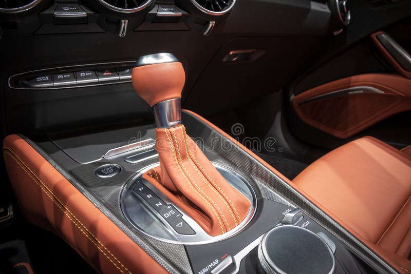 Bestuurdersmening van de nieuwe stok van het de sportwagentoestel van Audi TT in de middenconsole bij de de Motorshow van Parijs royalty-vrije stock afbeelding Bestuurdersmening van de nieuwe stok van het de sportwagentoestel van Audi TT in de middenconsole bij de de Motorshow van Parijs royalty-vrije stock afbeelding