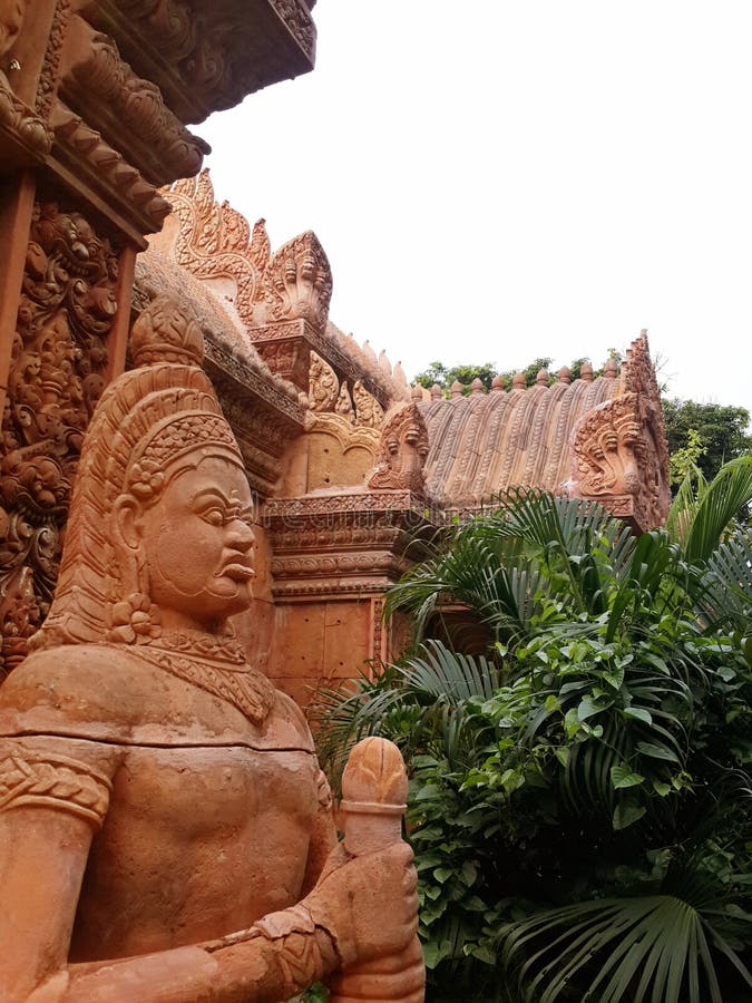 Beståndsdelar av stuckaturen och statyer av det övergav hotellet i angkor utformar Stil av templet fördärvar av en khmer royaltyfria foton Beståndsdelar av stuckaturen och statyer av det övergav hotellet i angkor utformar Stil av templet fördärvar av en khmer royaltyfria foton