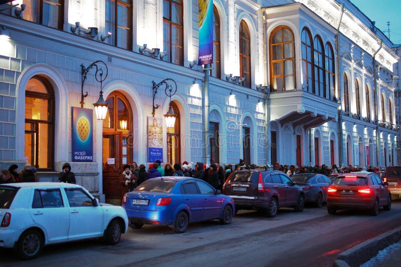 Besucher der Ausstellung von Frida Kahlo wartend in eine Linie in St Petersburg lizenzfreie stockbilder Besucher der Ausstellung von Frida Kahlo wartend in eine Linie in St Petersburg lizenzfreie stockbilder
