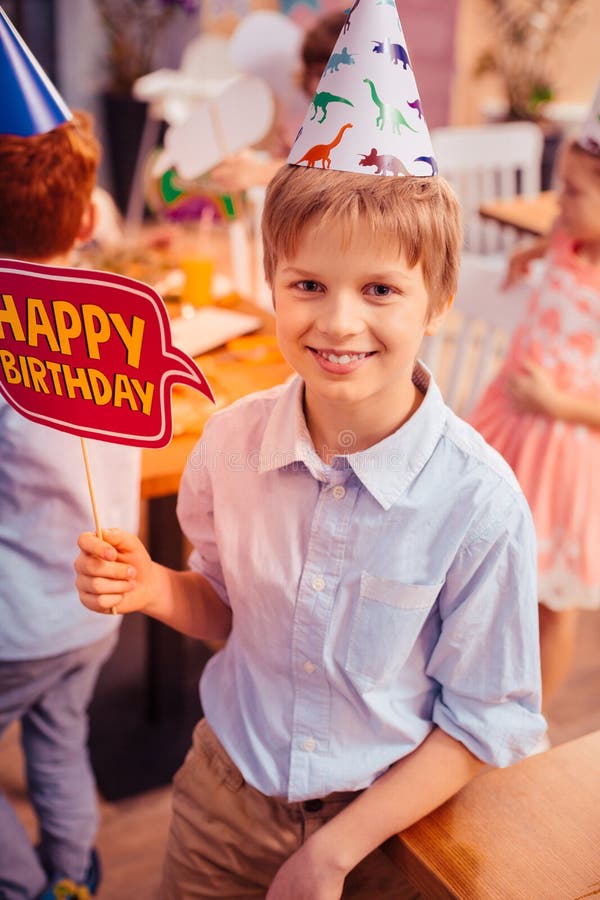 Besuchsgeburtstag des glücklichen Jugendlichen, der in der Klasse feiert lizenzfreies stockbild Besuchsgeburtstag des glücklichen Jugendlichen, der in der Klasse feiert lizenzfreies stockbild