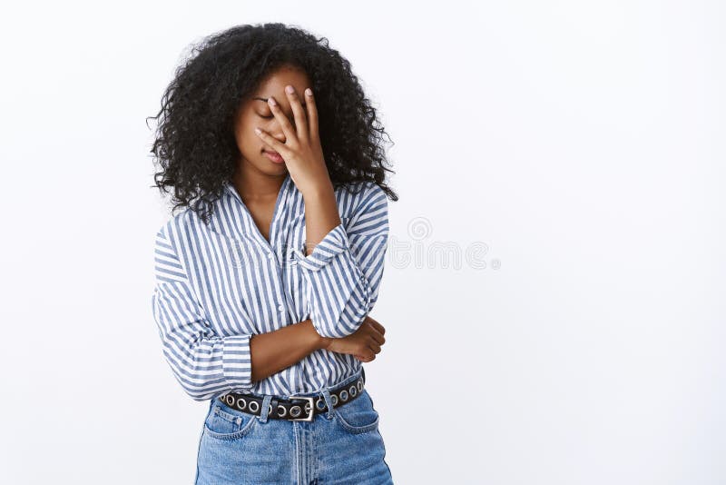 Besvärade tröttade för kvinnafacepalm för den snobbiga snygga stilfulla afrikanska amerikanen lockig-haired ögon förstummar tätt royaltyfri foto Besvärade tröttade för kvinnafacepalm för den snobbiga snygga stilfulla afrikanska amerikanen lockig-haired ögon förstummar tätt royaltyfri foto