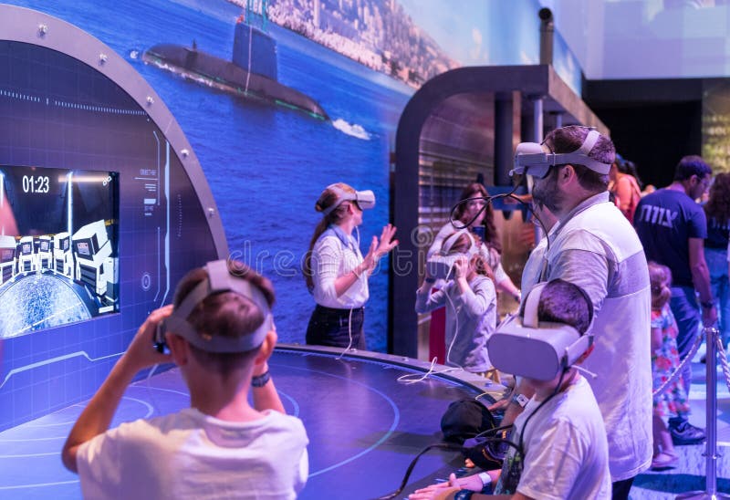 Besökare använder den moderna armén 3D som modellerar, och virtuell verklighethjälpmedel på arméutställning`en vår IDF-`, royaltyfri foto Besökare använder den moderna armén 3D som modellerar, och virtuell verklighethjälpmedel på arméutställning`en vår IDF-`, royaltyfri foto