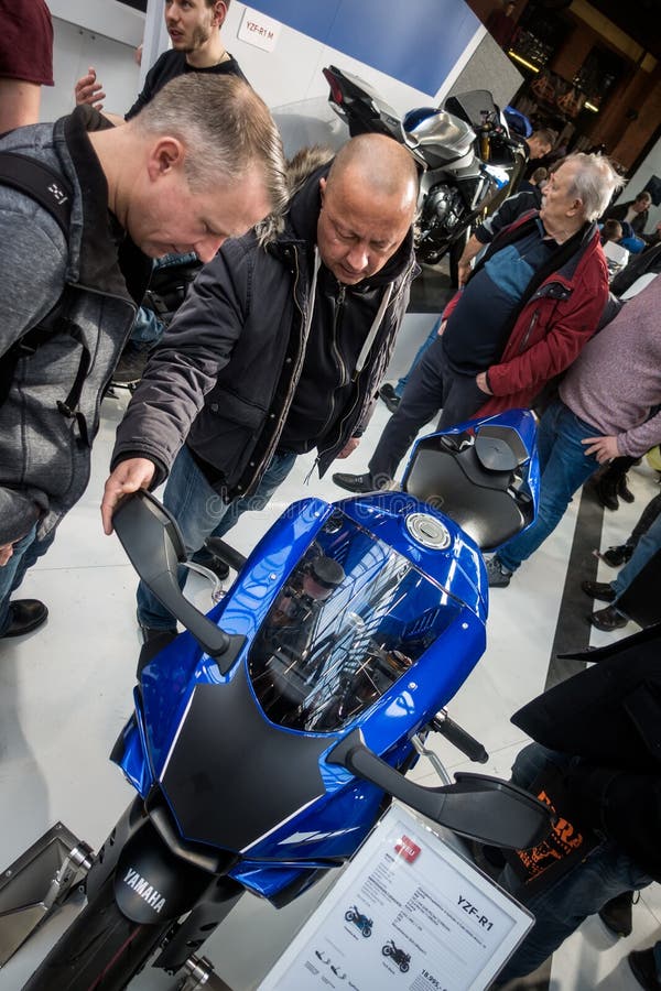 Besökare på Berlin Motorcycle Show, Februari 2018 royaltyfri fotografi Besökare på Berlin Motorcycle Show, Februari 2018 royaltyfri fotografi