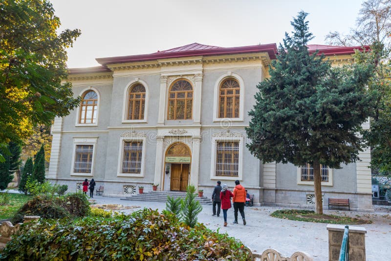 Besökare som besöker historiska byggnader av kungligt konstmuseum i sadabad palatskomplex som byggts av qajar- och pahlavi-monarke arkivbilder