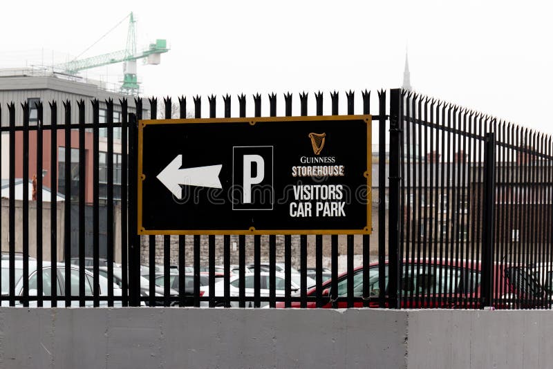 Besökaren parkerar tecknet på det Guinness magasinet, bryggerierfarenheten som berättar sagan av berömt öl för Irland ` s på port arkivfoton