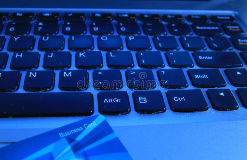 Betaling van de elektronische handel de online computer met een adreskaartje stock afbeelding Betaling van de elektronische handel de online computer met een adreskaartje stock afbeelding