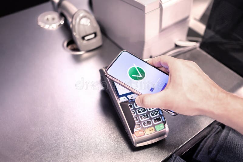 Betalning med telefon. betala med kontaktlös nfc-mobilteknik. elektronisk plånbok och bankkreditkortsapp i smartphone. royaltyfri fotografi