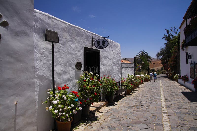 BETANCURIA, FUERTEVENTURA - JUIN 14 2019: Άποψη κατά μήκος της οδού με τη δημόσια τουαλέτα στον παραδοσιακό Λευκό Οίκο και των δο στοκ εικόνες BETANCURIA, FUERTEVENTURA - JUIN 14 2019: Άποψη κατά μήκος της οδού με τη δημόσια τουαλέτα στον παραδοσιακό Λευκό Οίκο και των δο στοκ εικόνες