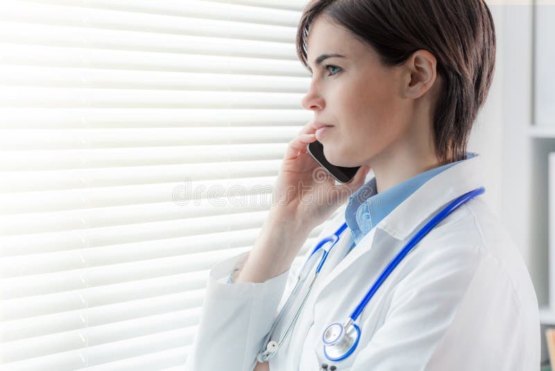 Beteiligte durchdachte Ärztin lizenzfreie stockfotografie Beteiligte durchdachte Ärztin lizenzfreie stockfotografie