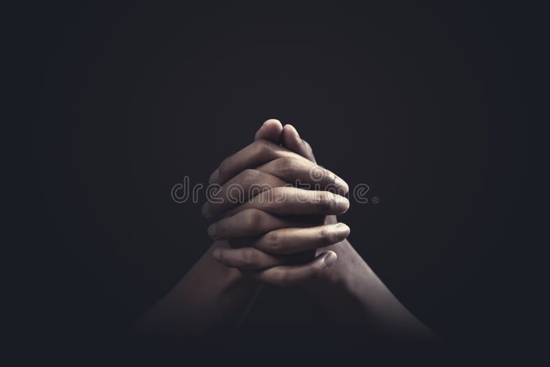 Beten Hände mit Glauben an Religion und Glauben an Gott auf dunklem Hintergrund. Kraft der Hoffnung oder Liebe und Hingabe
