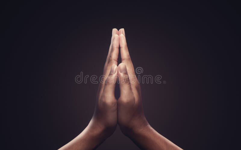 Beten Hände mit Glauben an Religion und Glauben an Gott auf dunklem Hintergrund. Kraft der Hoffnung oder Liebe und Hingabe. Namast