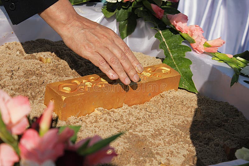 Beten Sie Vorbereitung für erste Säulen-Installation der Grundlagen-Zeremonie bei Thailand an stockbild Beten Sie Vorbereitung für erste Säulen-Installation der Grundlagen-Zeremonie bei Thailand an stockbild