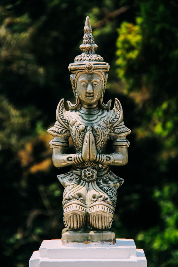 Betende Frauen-Skulptur in Nord-Thailand stockfotos Betende Frauen-Skulptur in Nord-Thailand stockfotos
