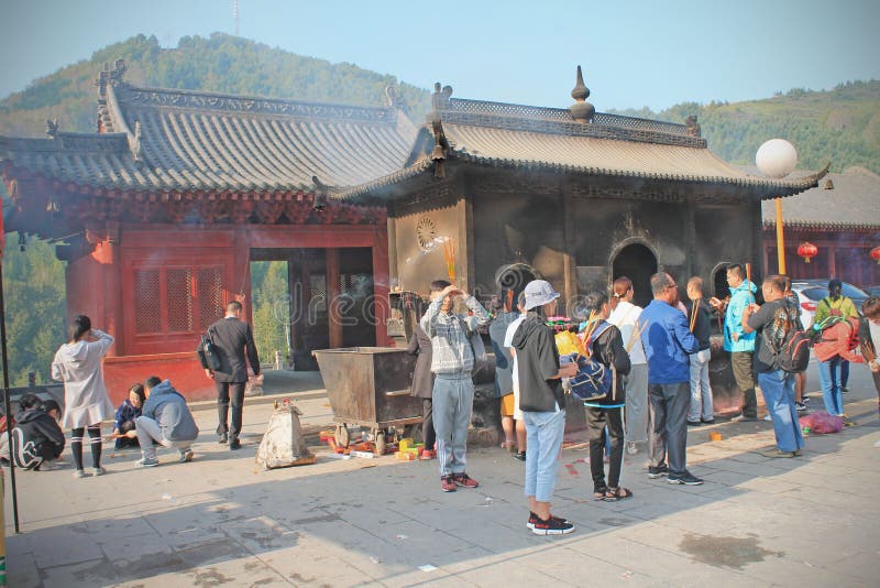 Betende Leute in WuTaiShan-Tempel, Shanxi, China lizenzfreies stockfoto Betende Leute in WuTaiShan-Tempel, Shanxi, China lizenzfreies stockfoto