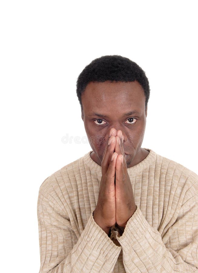Betender afrikanischer Mann in einem Porträtbild stockbild Betender afrikanischer Mann in einem Porträtbild stockbild