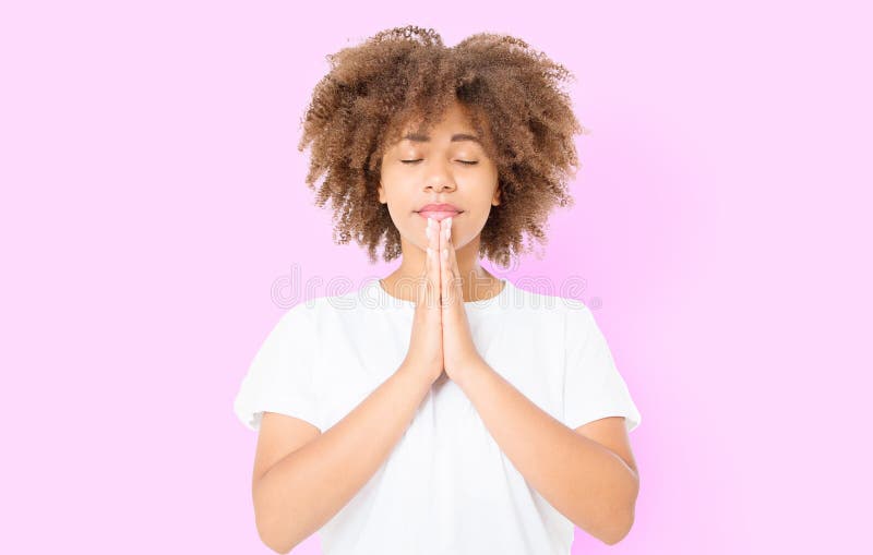 Betendes junges afroes-amerikanisch Mädchen Afrikanerin im Sommerhemd lokalisiert auf rosa Hintergrund Kopieren Sie Platz Spott o stockfotos Betendes junges afroes-amerikanisch Mädchen Afrikanerin im Sommerhemd lokalisiert auf rosa Hintergrund Kopieren Sie Platz Spott o stockfotos