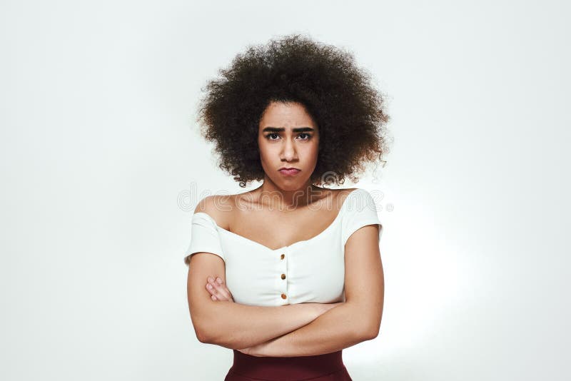 Beter om me niet te raken! Het Bored jonge afro Amerikaanse vrouw houden bewapent gekruist en makend droevig gezicht terwijl stat stock foto Beter om me niet te raken! Het Bored jonge afro Amerikaanse vrouw houden bewapent gekruist en makend droevig gezicht terwijl stat stock foto