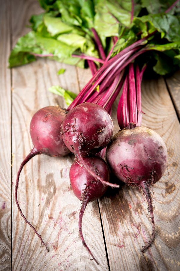 Beterrabas com folhas imagem de stock royalty free