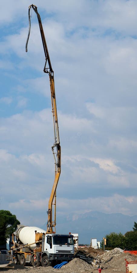 Betonmischer-LKW mit der Betonpumpe des Booms völlig vertikal, gerade gegen den Himmel lizenzfreie stockfotos Betonmischer-LKW mit der Betonpumpe des Booms völlig vertikal, gerade gegen den Himmel lizenzfreie stockfotos