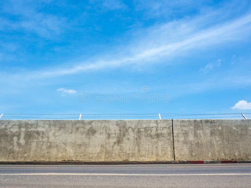 Betonowej ściany ulica z drutu kolczastego ogrodzeniem obrazy stock Betonowej ściany ulica z drutu kolczastego ogrodzeniem obrazy stock
