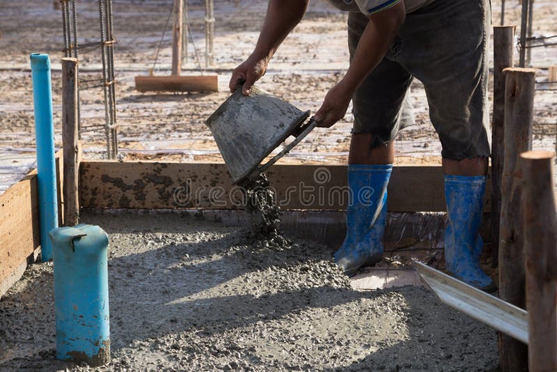 Betonowy dolewanie podczas reklamy betonuje podłoga budynek obraz stock Betonowy dolewanie podczas reklamy betonuje podłoga budynek obraz stock