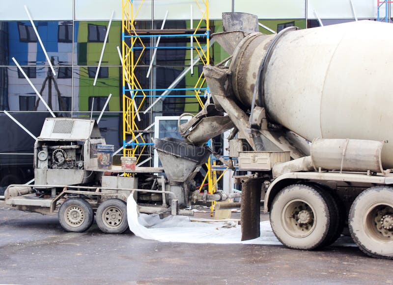 Betonpumpe Und Mischer, Zum Von Zusammen Strömenden Zementböden Im Einkaufszentrum Für Reparatur ...