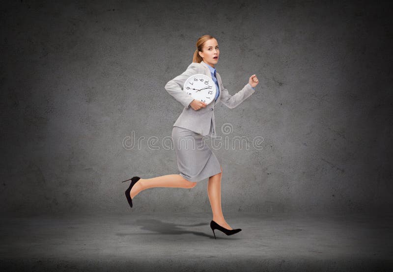 Betonte junge Geschäftsfrau mit Uhrbetrieb lizenzfreies stockfoto Betonte junge Geschäftsfrau mit Uhrbetrieb lizenzfreies stockfoto