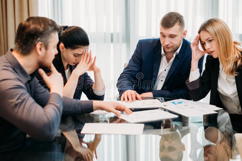 Betontes besiegtes Team des Unternehmenszusammenbruchs Konkurs stockfoto Betontes besiegtes Team des Unternehmenszusammenbruchs Konkurs stockfoto