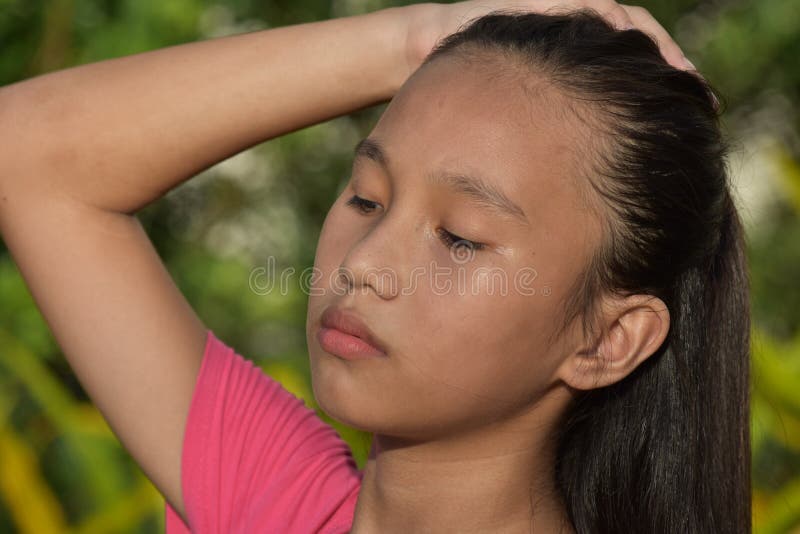 Betontes schöne Minderheits-jugendlich Mädchen lizenzfreies stockbild Betontes schöne Minderheits-jugendlich Mädchen lizenzfreies stockbild