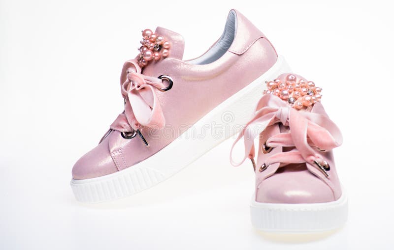 Betoverend tennisschoenenconcept Leuke schoenen op witte achtergrond Paar van bleek - roze vrouwelijke tennisschoenen met fluweel stock afbeeldingen Betoverend tennisschoenenconcept Leuke schoenen op witte achtergrond Paar van bleek - roze vrouwelijke tennisschoenen met fluweel stock afbeeldingen
