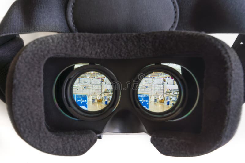 Betrachten von 360 VR-Fotos mit einer virtuellen Realität lizenzfreie stockbilder Betrachten von 360 VR-Fotos mit einer virtuellen Realität lizenzfreie stockbilder