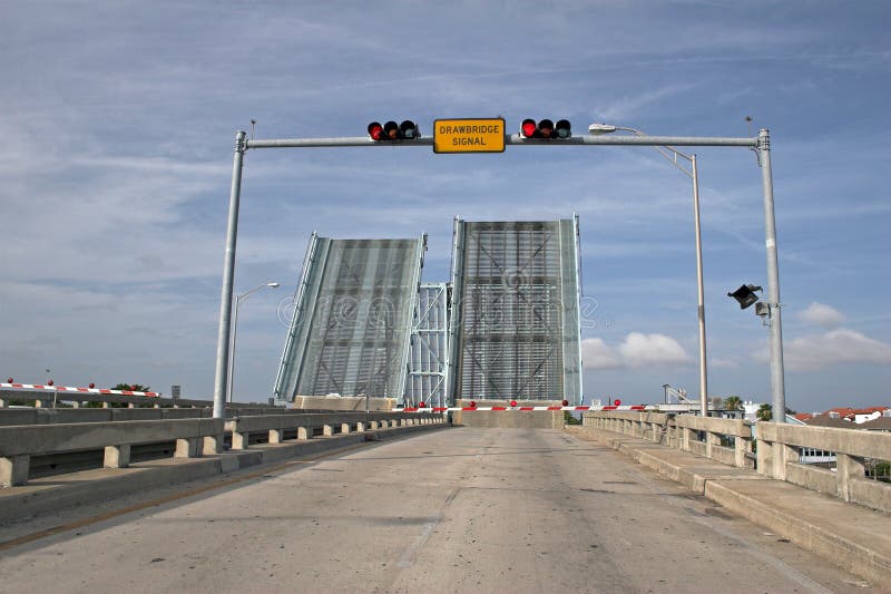 Betragbrücke oben lizenzfreies stockbild Betragbrücke oben lizenzfreies stockbild