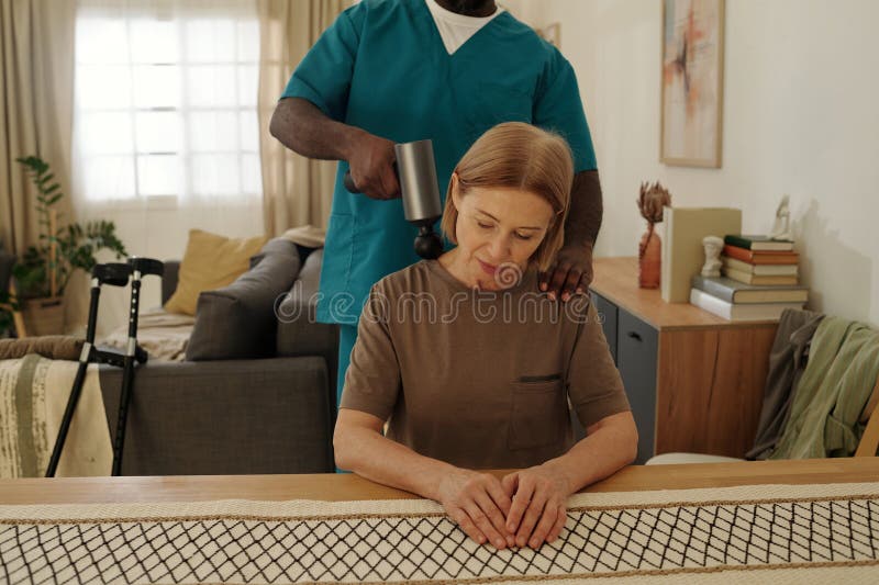 Betreuung und sanfte Hilfe für ältere Frauen lizenzfreie stockfotos