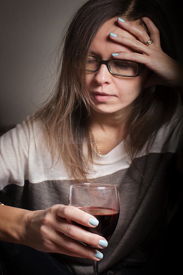 Betrunkene Frau stockbild. Bild von betrunken, frau, scheinwerfer ...