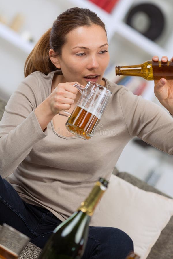 Betrunkene Junge Auf Sofa Mit Flaschenbier in Der Hand Stockbild - Bild ...