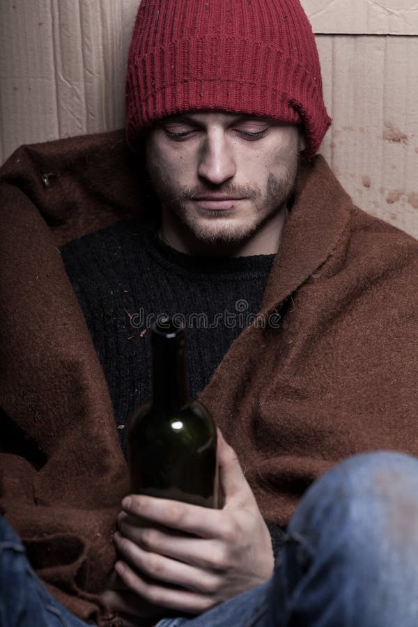 Betrunkener obdachloser Mann mit einer Flasche Wein stockfotografie Betrunkener obdachloser Mann mit einer Flasche Wein stockfotografie
