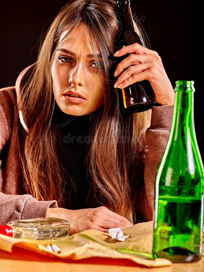 Betrunkenes Mädchen Das Flasche Wodka Hält Stockfoto Bild Von Leute Betrunken 62368176 