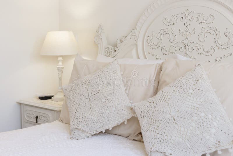 Bett und nightstand stockbild Bett und nightstand stockbild