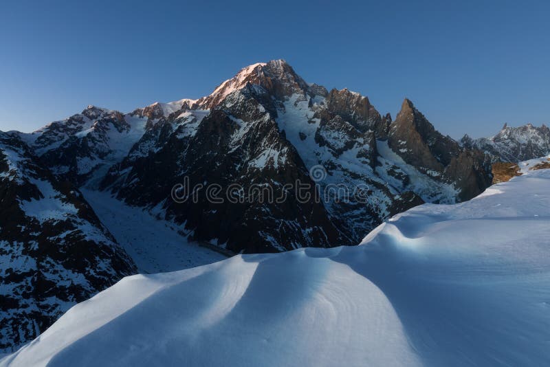 Betäubungsansicht von Mont-Blanc-Tunnel Blanc-Gebirgsmassiv und ihren schmelzenden Gletschern Winterabenteuer in den italienische stockfoto