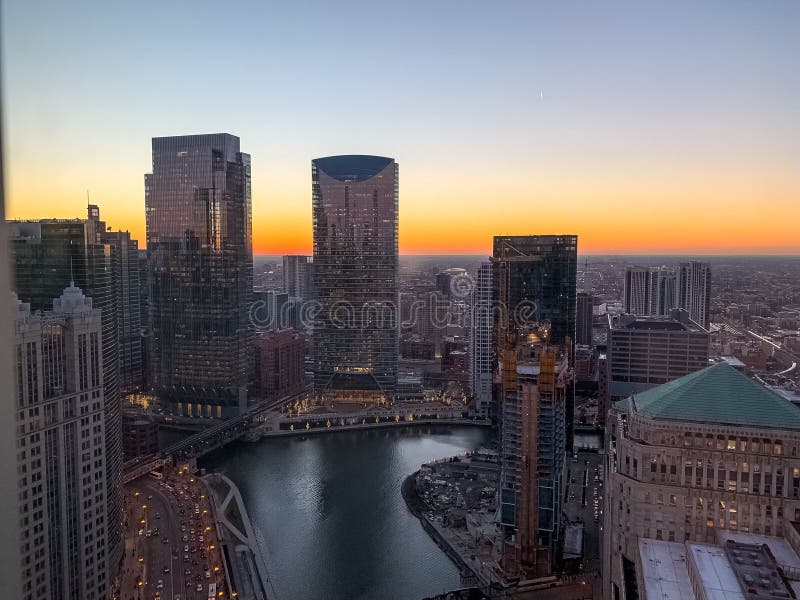 Betäubungssonnenuntergang über Chicago River im Januar lizenzfreie stockbilder Betäubungssonnenuntergang über Chicago River im Januar lizenzfreie stockbilder