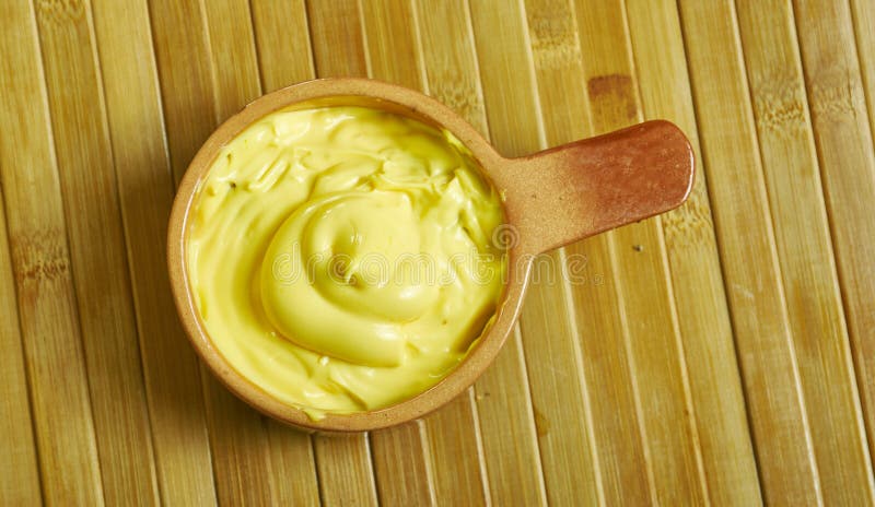 Beurre blanc francés. Salsa de mantequilla emulsionada caliente francesa beurre blanc hecha con una reducción de vinagre
