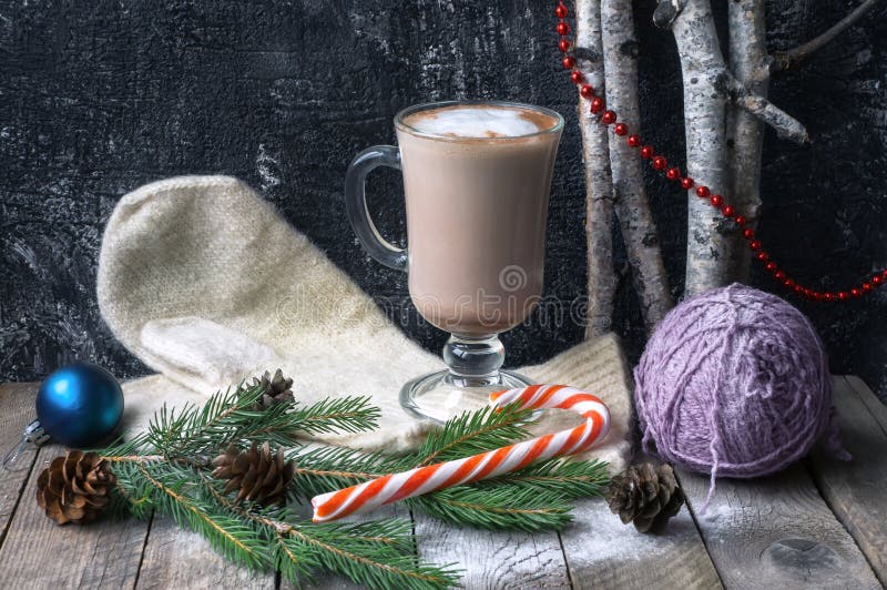 Bevanda calda del cacao in tazza di vetro sul guanto della lana Scena della decorazione di Natale immagine stock libera da diritti Bevanda calda del cacao in tazza di vetro sul guanto della lana Scena della decorazione di Natale immagine stock libera da diritti