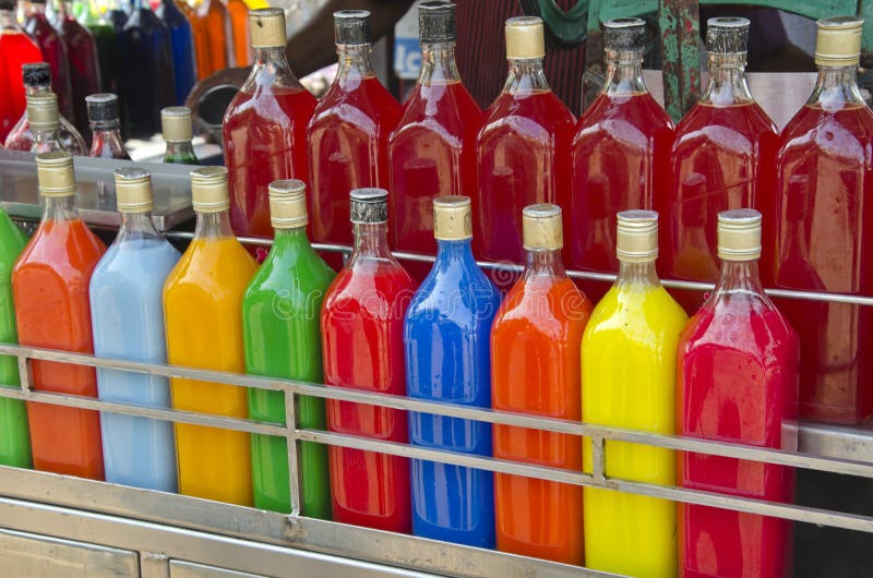 Bevanda casalinga variopinta del succo di frutta nel mercato dell'Asia, India immagini stock Bevanda casalinga variopinta del succo di frutta nel mercato dell'Asia, India immagini stock
