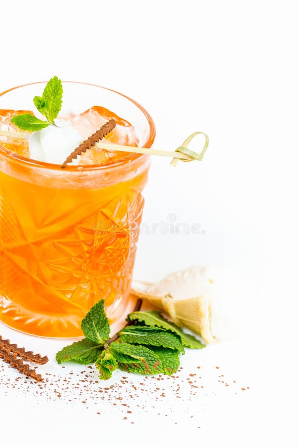 Bevanda del cocktail con il gelato e la menta della cannella fotografia stock libera da diritti Bevanda del cocktail con il gelato e la menta della cannella fotografia stock libera da diritti