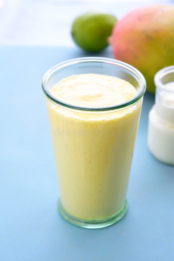 Bevanda del frullato di lassi del mango immagini stock Bevanda del frullato di lassi del mango immagini stock