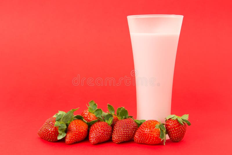 Bevanda del yogurt della fragola fotografia stock Bevanda del yogurt della fragola fotografia stock