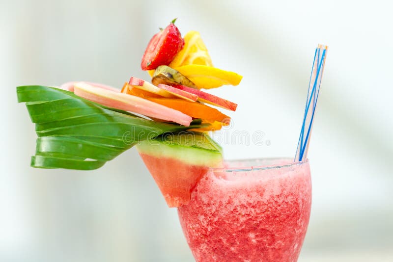 Bevanda di rinfresco di estate con le fragole e l'anguria fotografia stock Bevanda di rinfresco di estate con le fragole e l'anguria fotografia stock