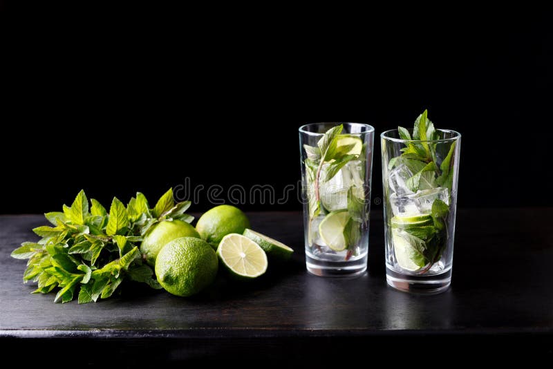 Bevanda di rinfresco tradizionale dell'alcool del cocktail di Mojito nella preparazione di vetro della barra immagine stock Bevanda di rinfresco tradizionale dell'alcool del cocktail di Mojito nella preparazione di vetro della barra immagine stock
