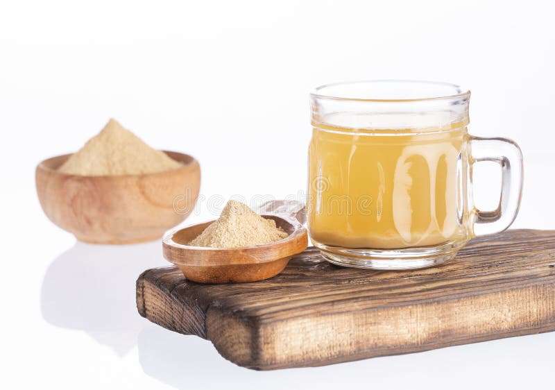 Bevanda di salute della radice di Maca in un vetro con in polvere - lepidium meyenii Priorit? bassa bianca fotografia stock libera da diritti Bevanda di salute della radice di Maca in un vetro con in polvere - lepidium meyenii Priorit? bassa bianca fotografia stock libera da diritti